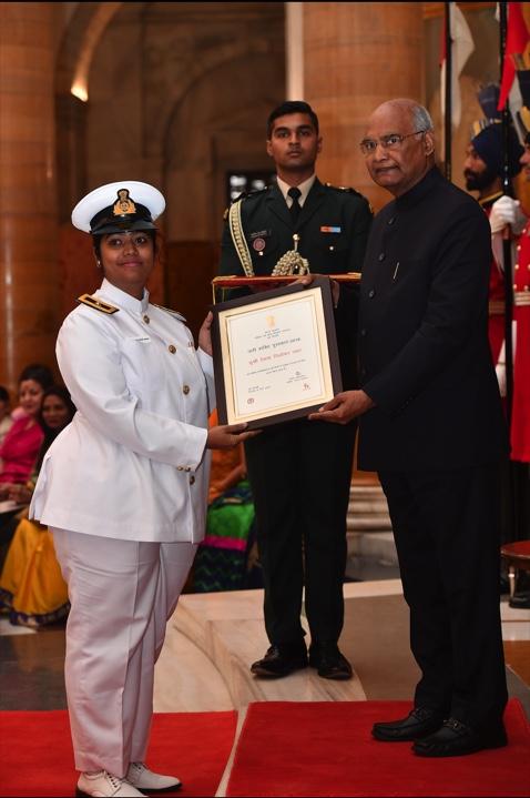 Pilot Reshma receiving her award from the President of India
